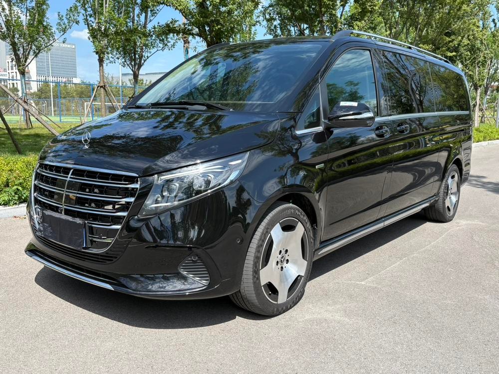 Mercedes-Benz V-Class 2024 — фото автомобиля 1