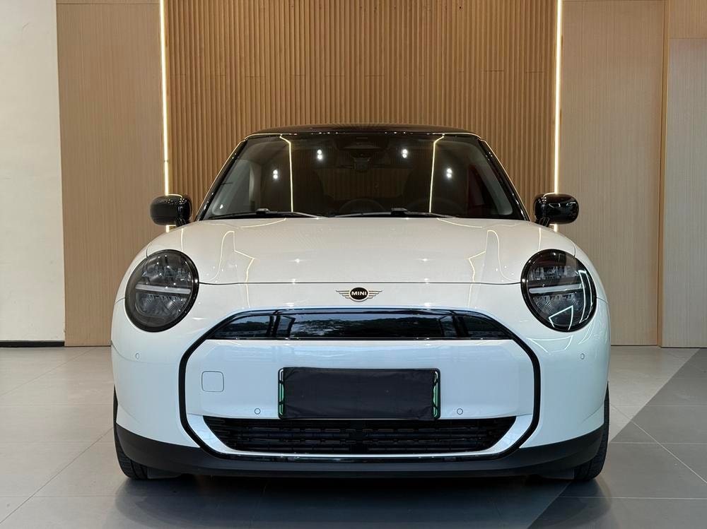 MINI Cooper Electric 2025 — фото автомобиля 1