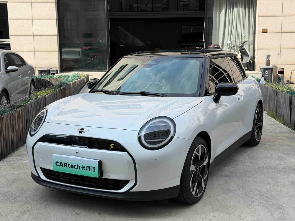 MINI Cooper Electric 2025 — фото автомобиля