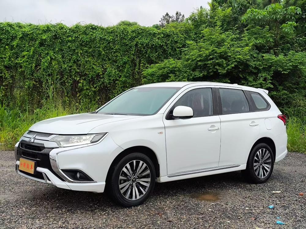 Mitsubishi Outlander 2021 — фото автомобиля 1