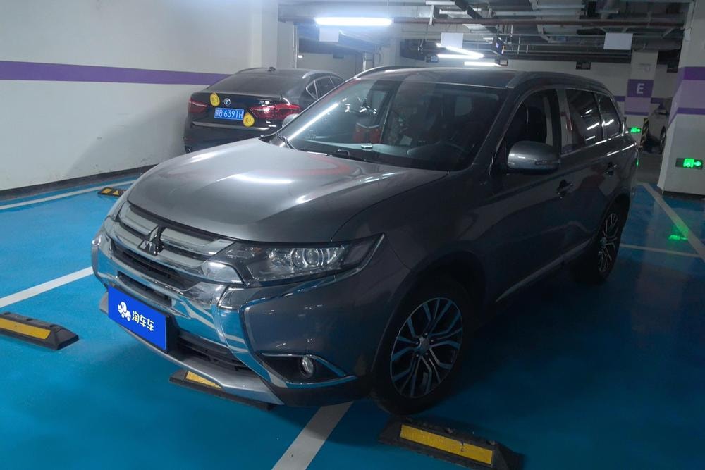 Mitsubishi Outlander 2018 — фото автомобиля 1