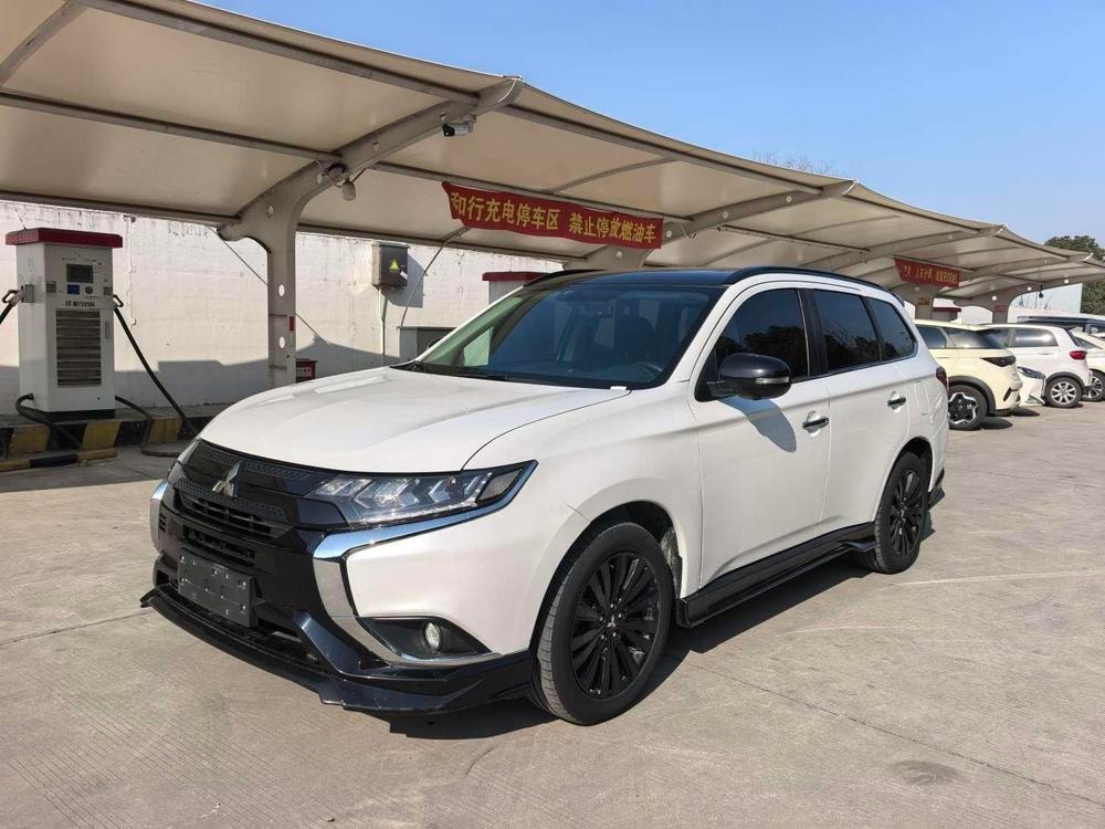 Mitsubishi Outlander 2021 — фото автомобиля