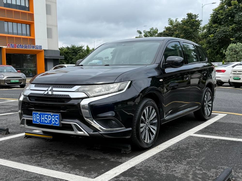 Mitsubishi Outlander 2021 — фото автомобиля 1