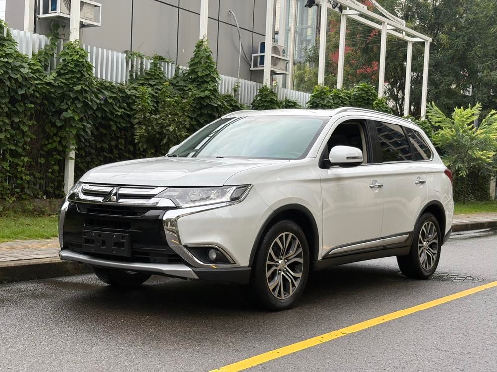 Mitsubishi Outlander 2018 — фото автомобиля