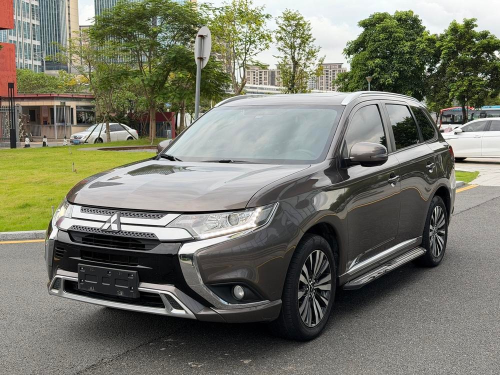 Mitsubishi Outlander 2021 — фото автомобиля 1