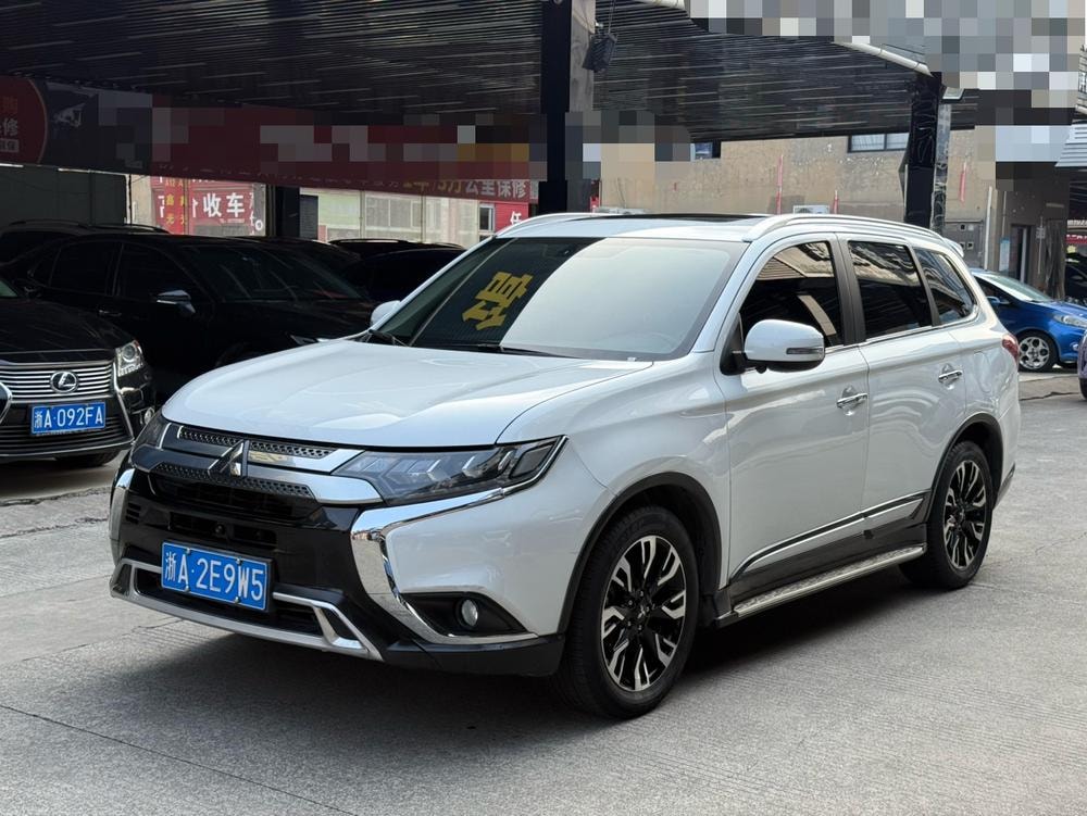 Mitsubishi Outlander 2020 — фото автомобиля 1