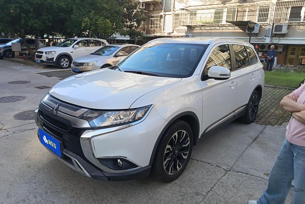 Mitsubishi Outlander 2019 — фото автомобиля