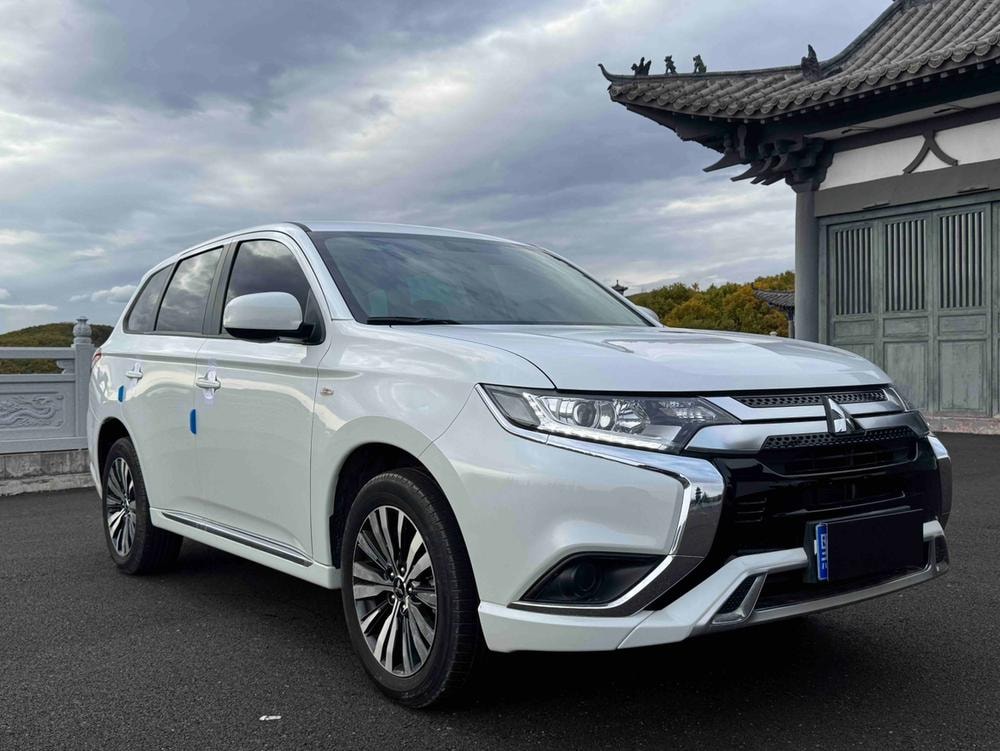 Mitsubishi Outlander 2021 — фото автомобиля