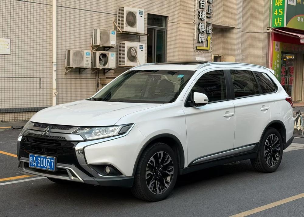 Mitsubishi Outlander 2019 — фото автомобиля