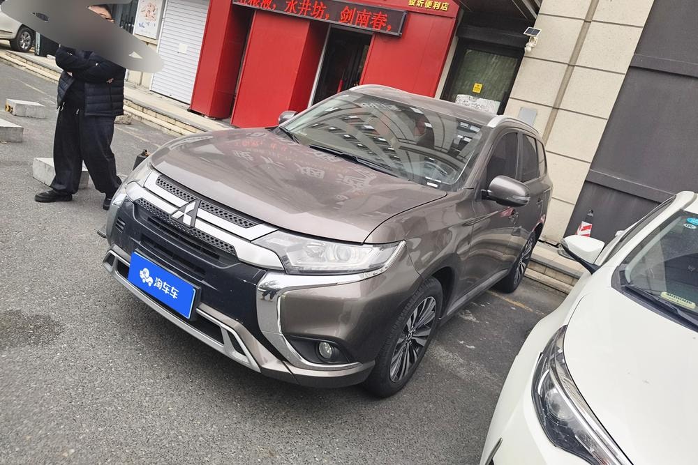 Mitsubishi Outlander 2020 — фото автомобиля