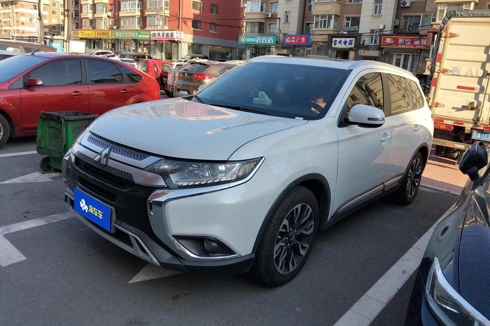 Mitsubishi Outlander 2019 — фото автомобиля