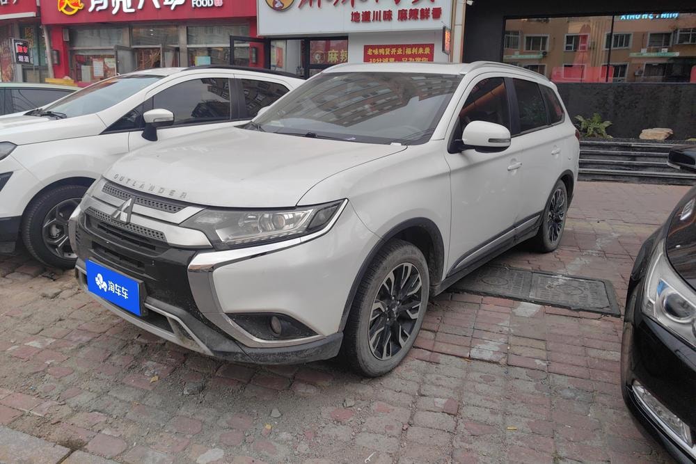 Mitsubishi Outlander 2019 — фото автомобиля