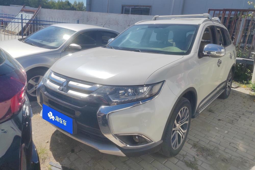 Mitsubishi Outlander 2018 — фото автомобиля 1