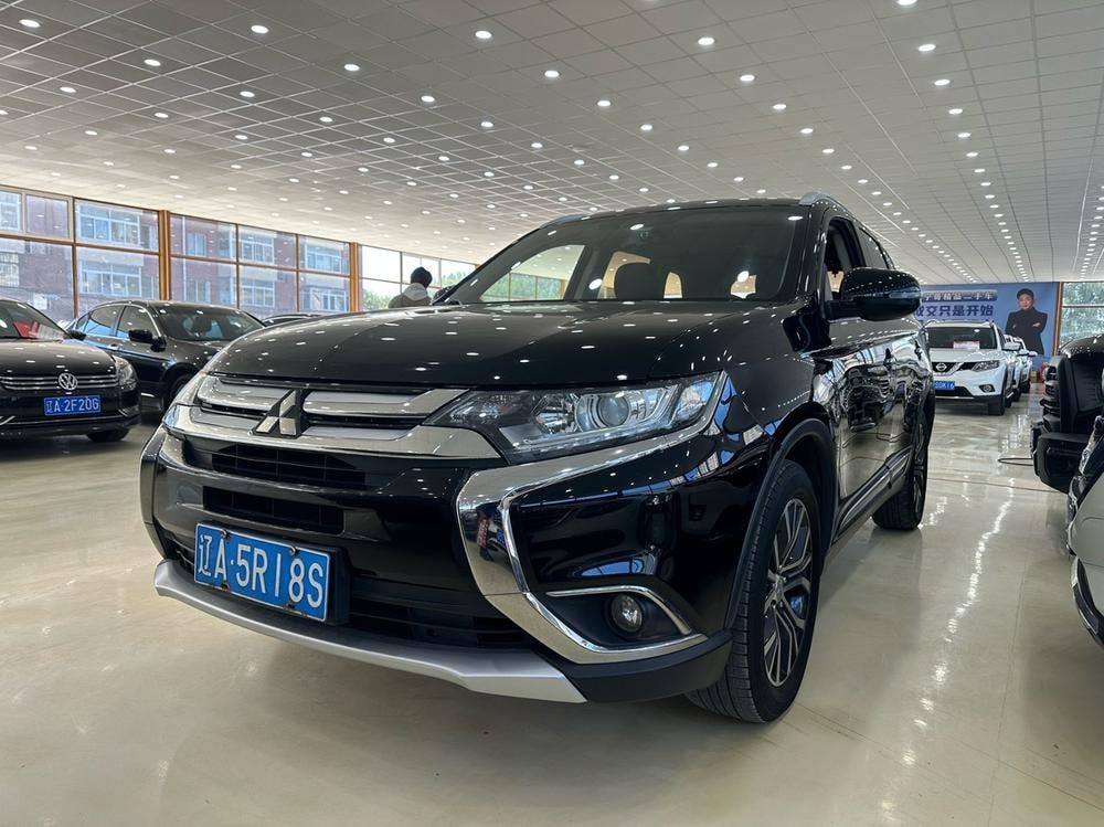 Mitsubishi Outlander 2018 — фото автомобиля 1