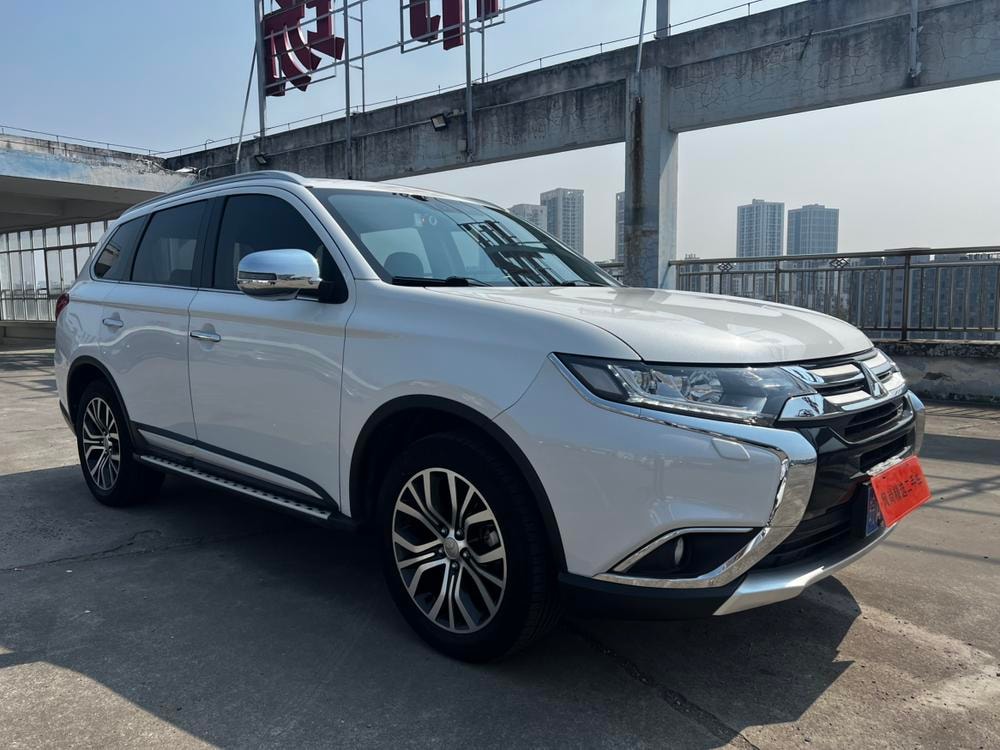 Mitsubishi Outlander 2016 — фото автомобиля