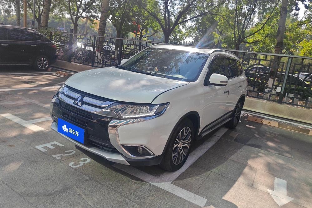 Mitsubishi Outlander 2018 — фото автомобиля 1