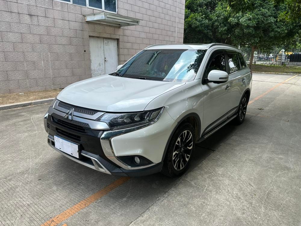 Mitsubishi Outlander 2019 — фото автомобиля