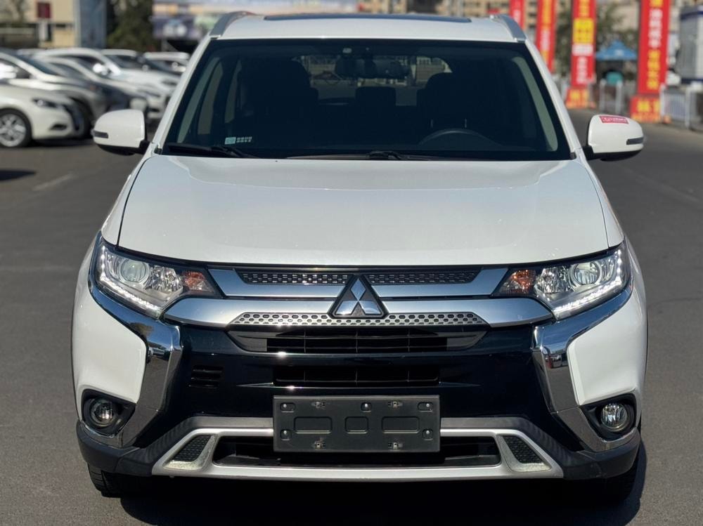 Mitsubishi Outlander 2019 — фото автомобиля