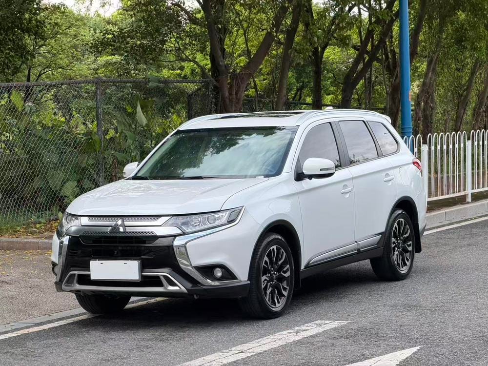 Mitsubishi Outlander 2019 — фото автомобиля