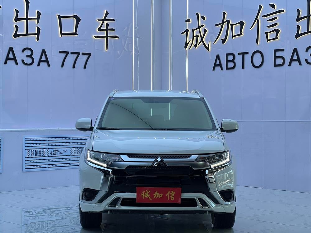 Mitsubishi Outlander 2021 — фото автомобиля