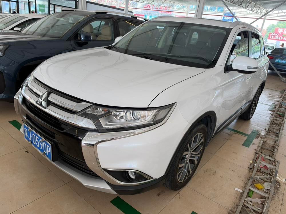 Mitsubishi Outlander 2018 — фото автомобиля