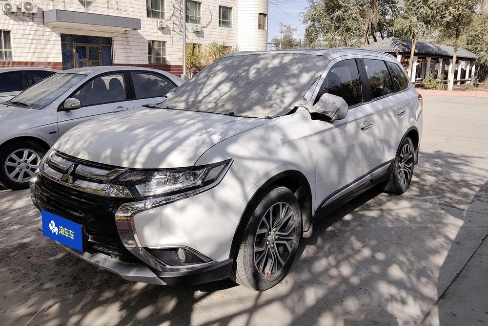 Mitsubishi Outlander 2018 — фото автомобиля