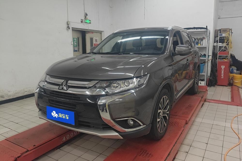 Mitsubishi Outlander 2018 — фото автомобиля