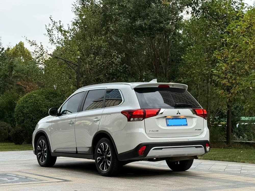 Mitsubishi Outlander 2020 — фото автомобиля