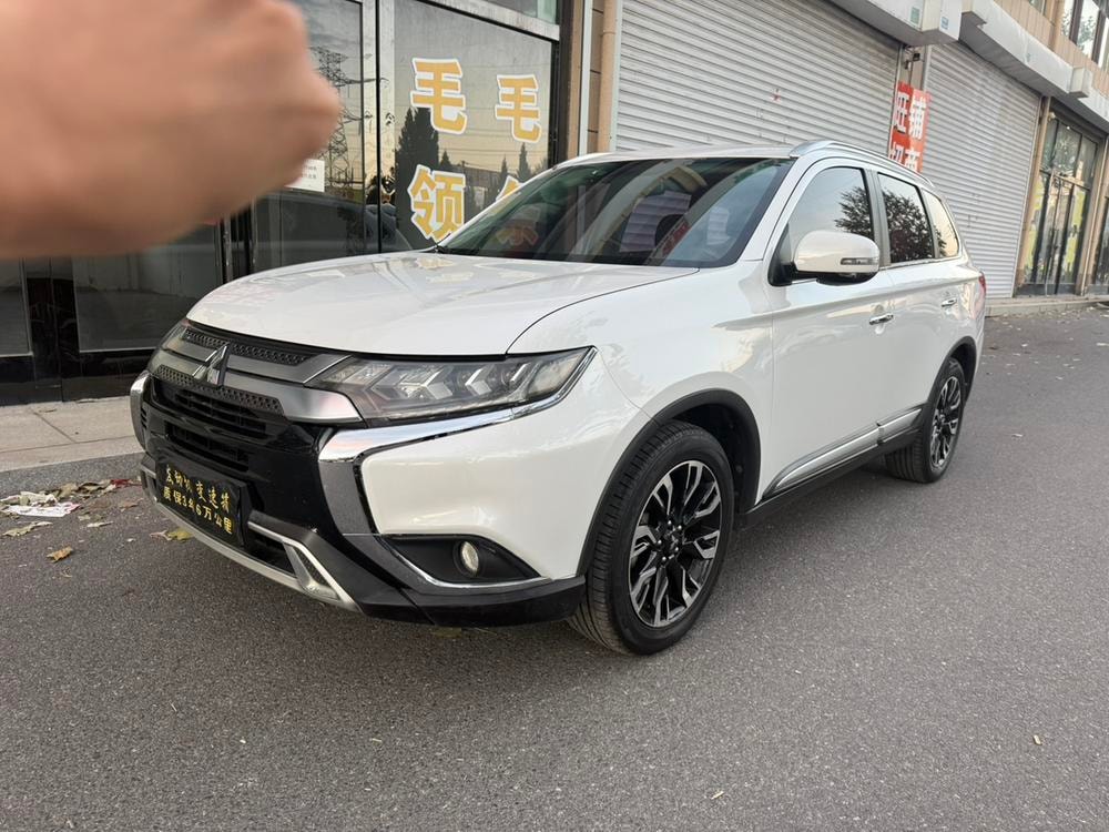 Mitsubishi Outlander 2019 — фото автомобиля