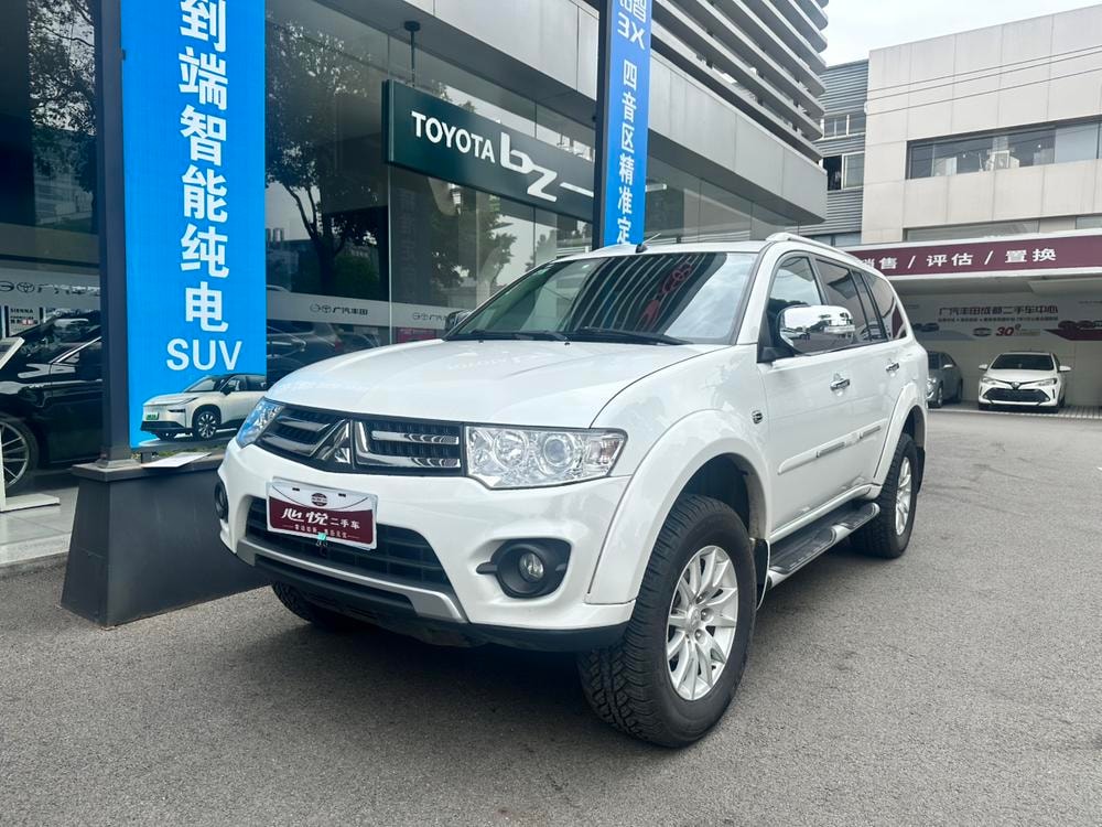 Mitsubishi Pajero Sport 2013 — фото автомобиля