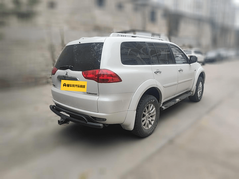 Mitsubishi Pajero Sport 2013 — фото автомобиля