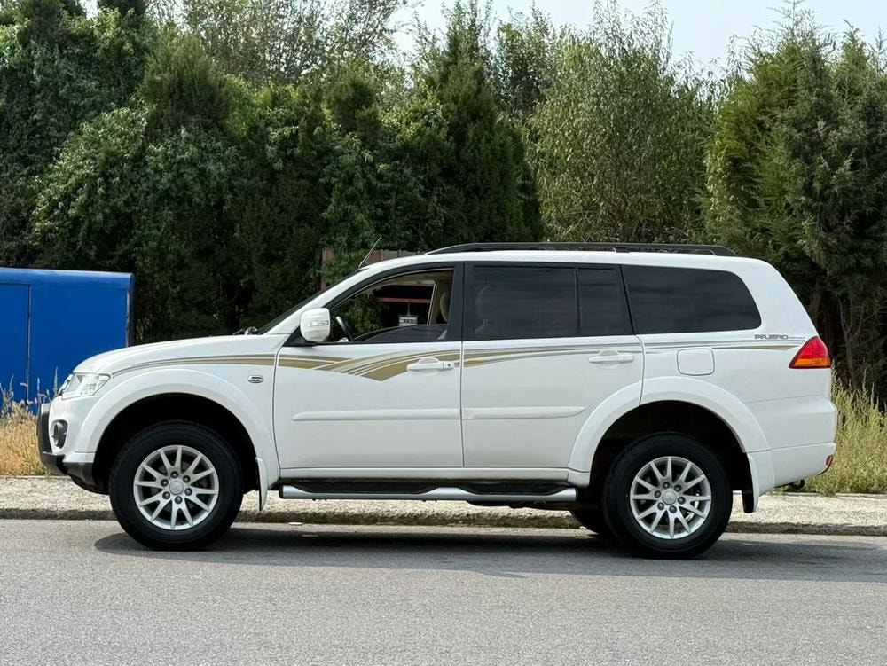 Mitsubishi Pajero Sport 2013 — фото автомобиля