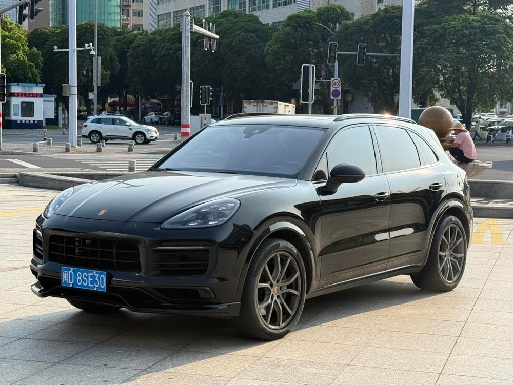 Porsche Cayenne 2023 — фото автомобиля 1