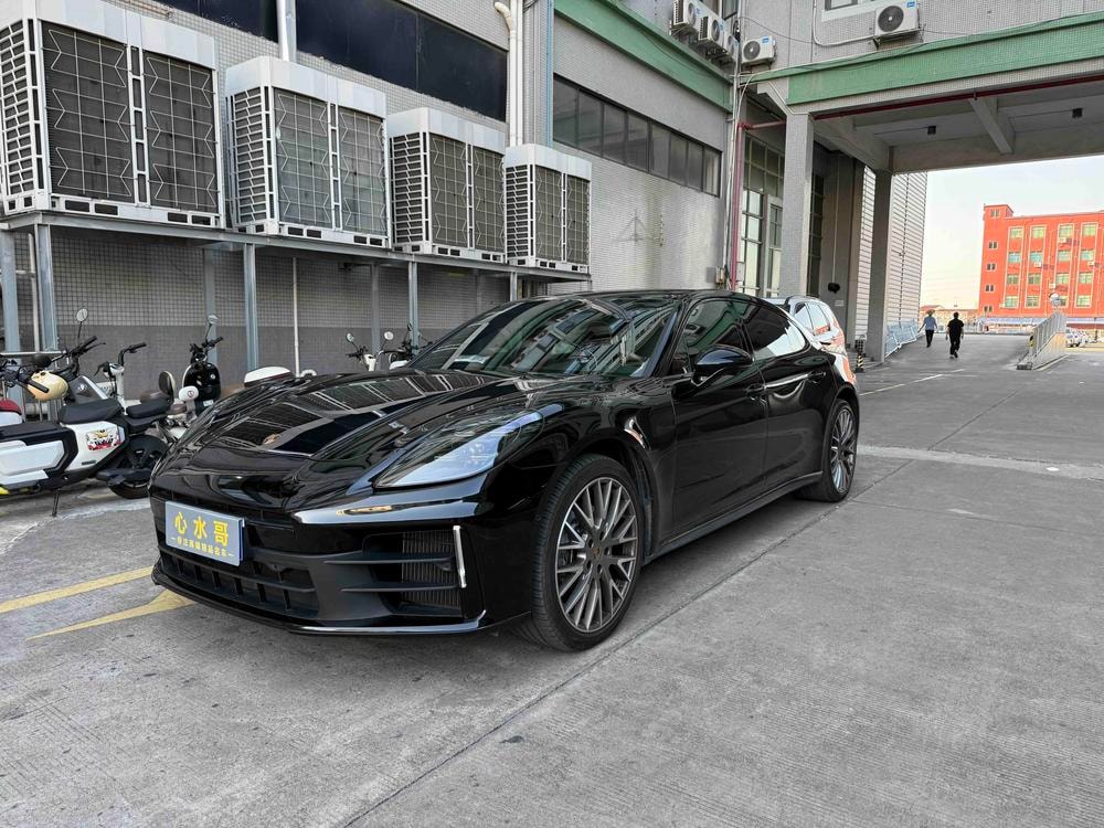 Porsche Panamera 2025 — фото автомобиля 1