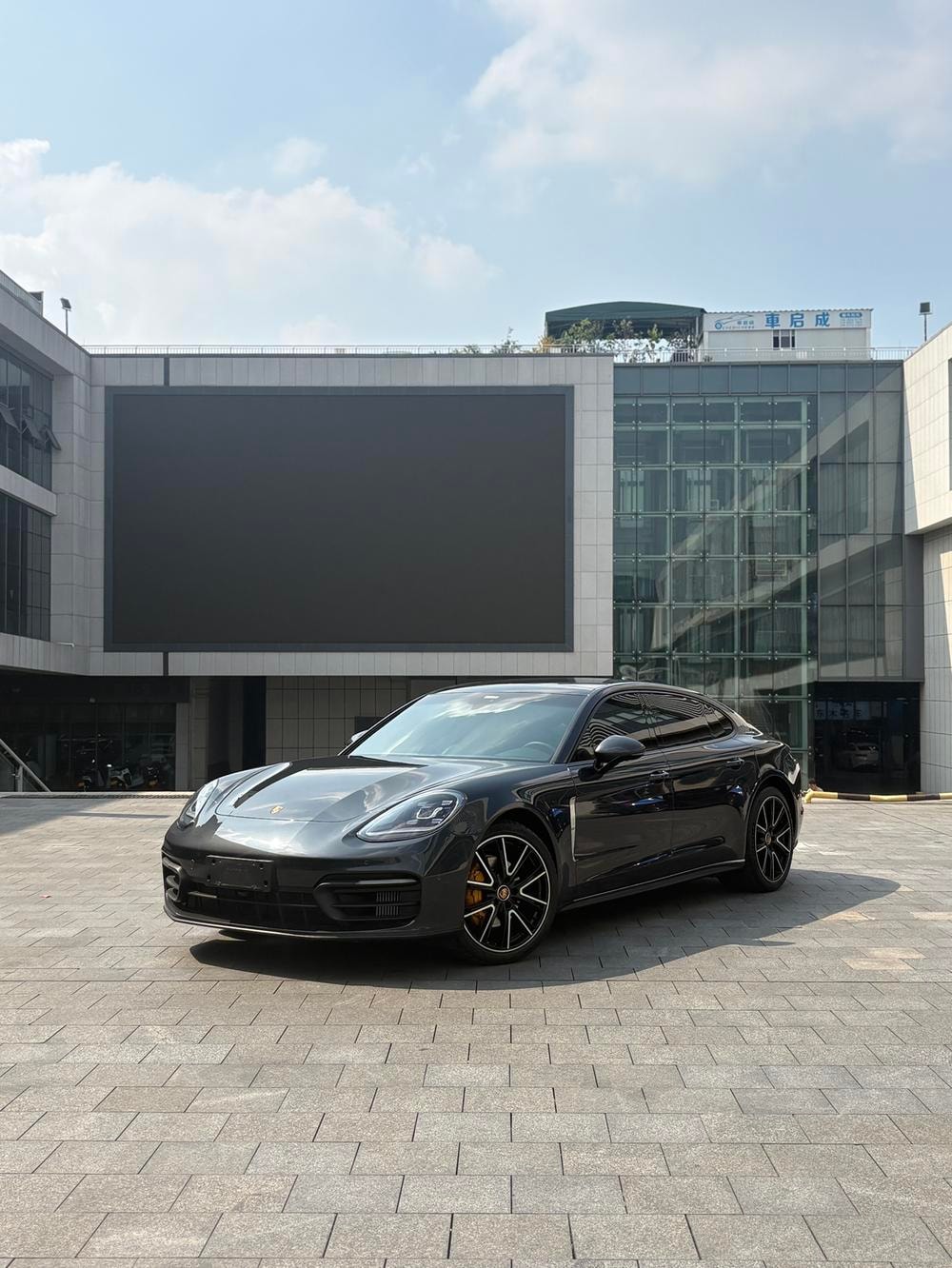 Porsche Panamera 2023 — фото автомобиля 1