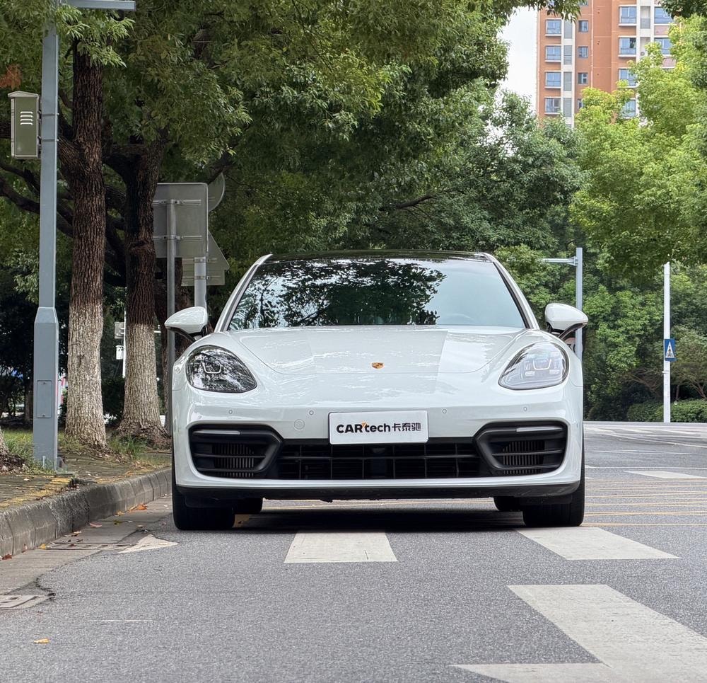 Porsche Panamera 2022 — фото автомобиля 1