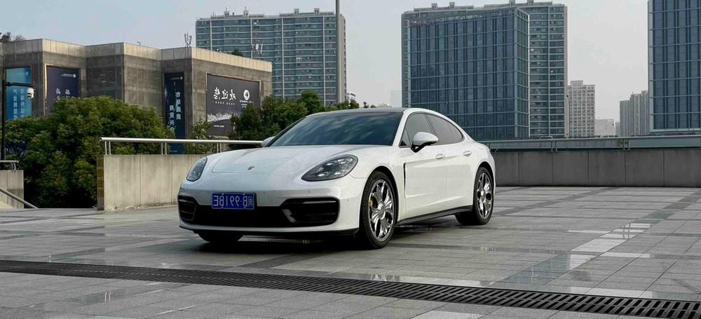 Porsche Panamera 2022 — фото автомобиля 1