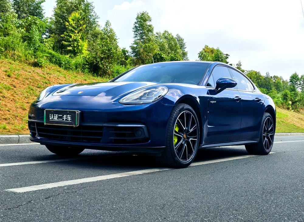 Porsche Panamera E-Hybrid 2018 — фото автомобиля