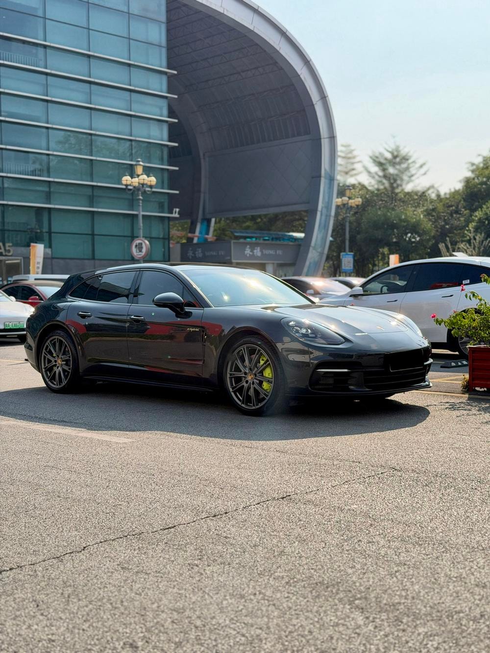 Porsche Panamera E-Hybrid 2017 — фото автомобиля