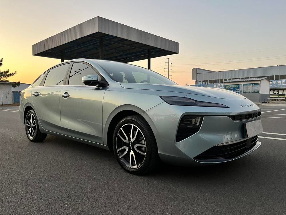 Roewe D6 2025 — фото автомобиля 1