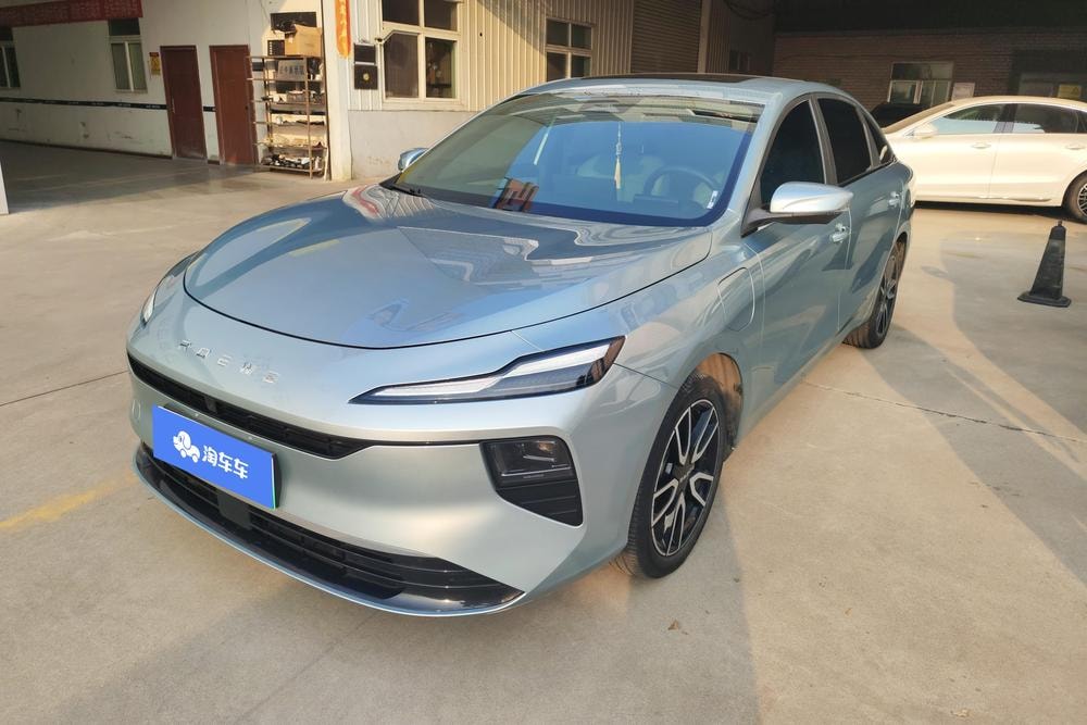 Roewe D6 2025 — фото автомобиля 1
