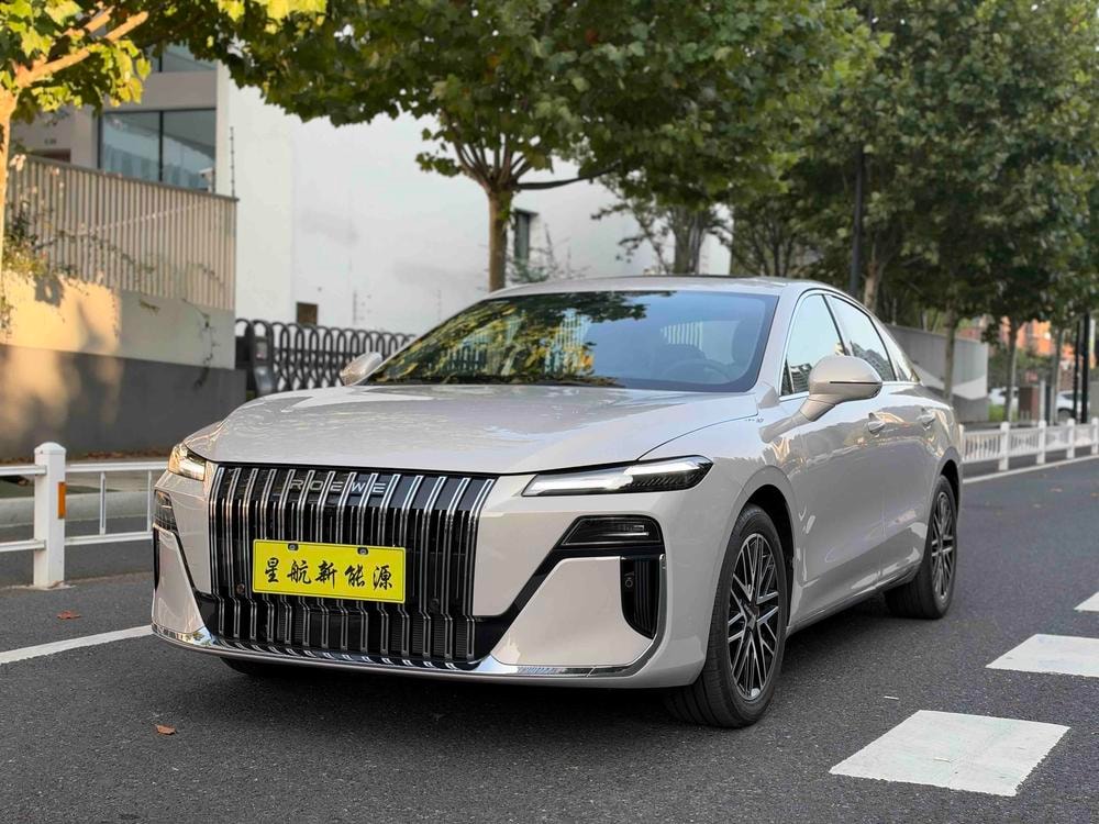 Roewe M7 DMH 2025 — фото автомобиля