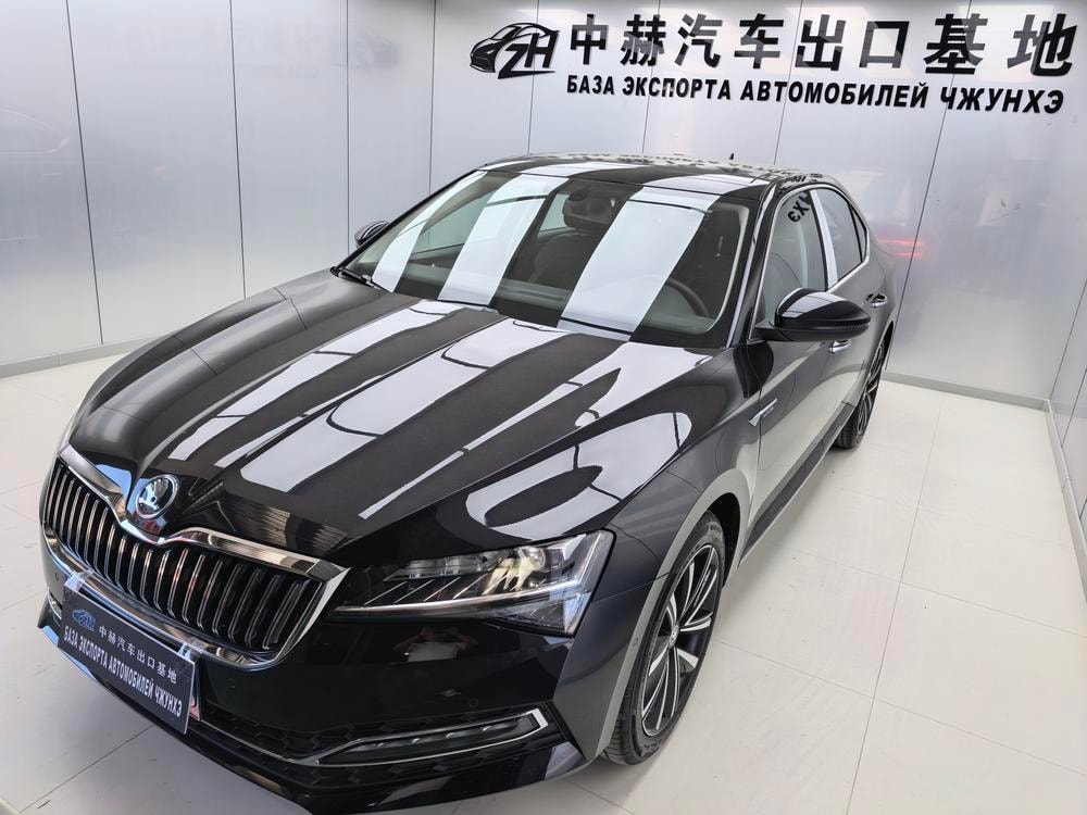 Skoda Superb 2025 — фото автомобиля 1