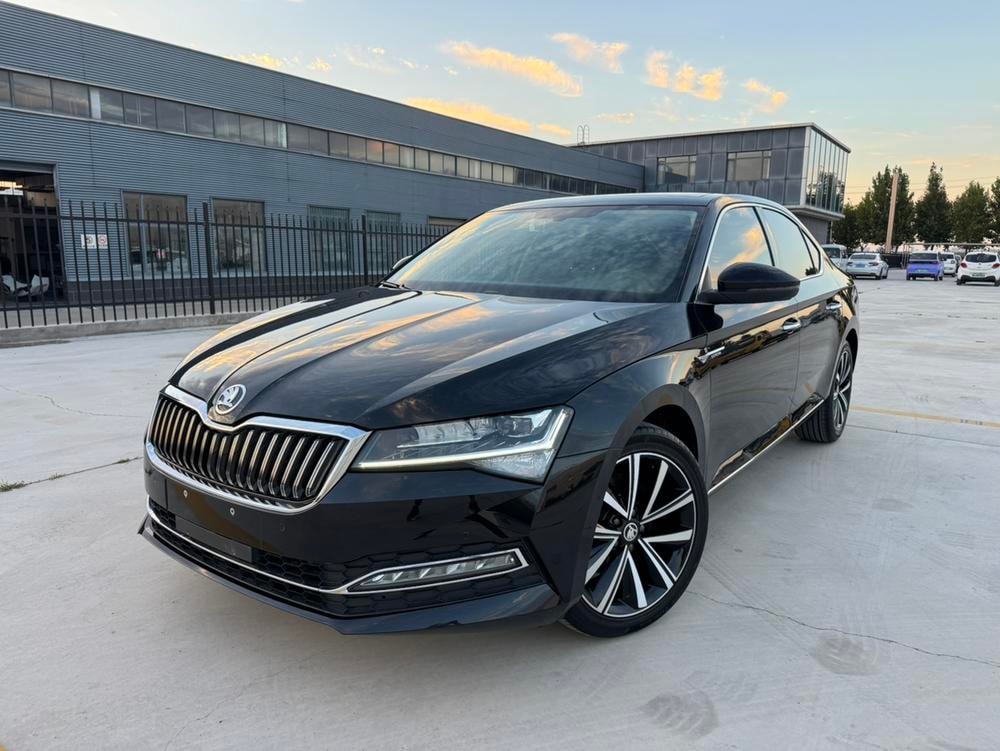 Skoda Superb 2024 — фото автомобиля 1