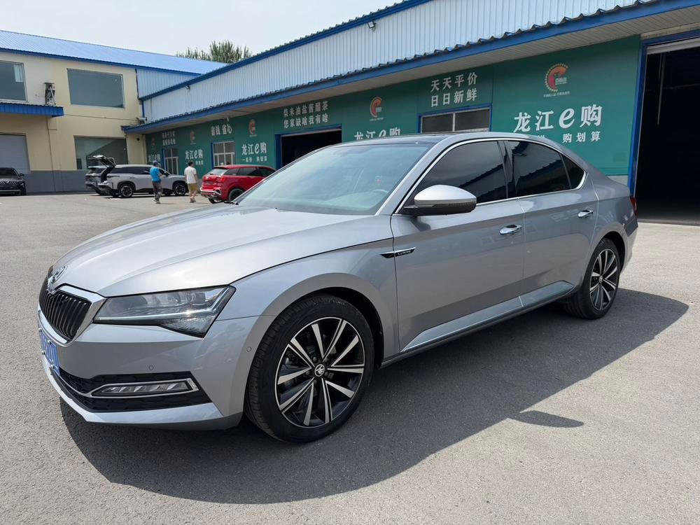 Skoda Superb 2025 — фото автомобиля 1