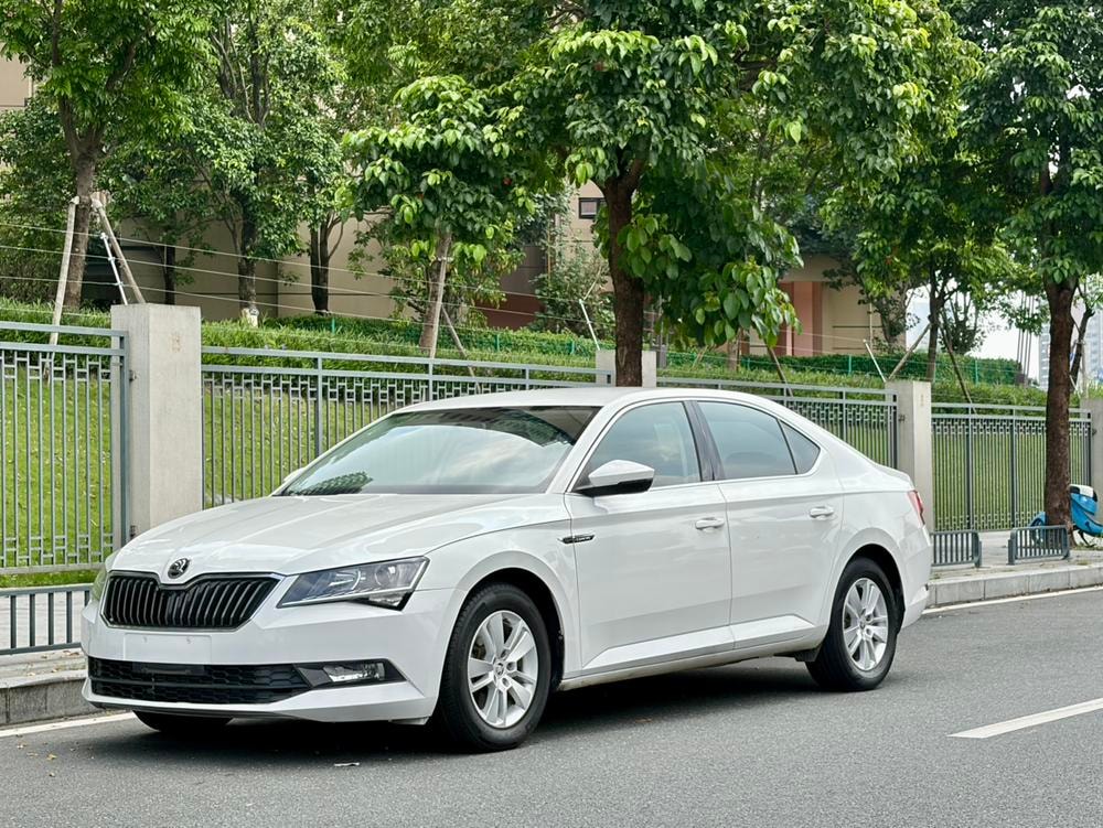 Skoda Superb 2018 — фото автомобиля