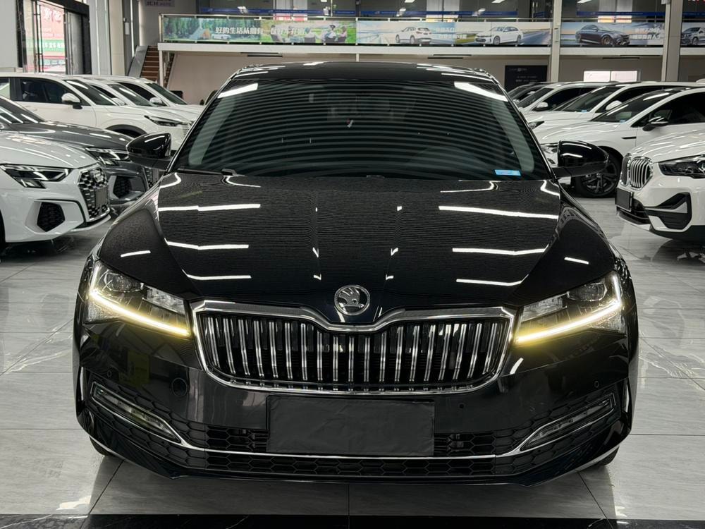 Skoda Superb 2023 — фото автомобиля