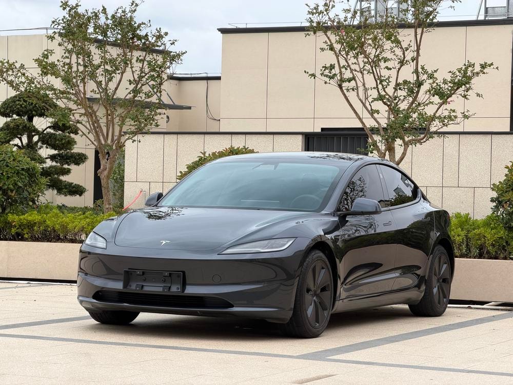 Tesla Model 3 2025 — фото автомобиля 1