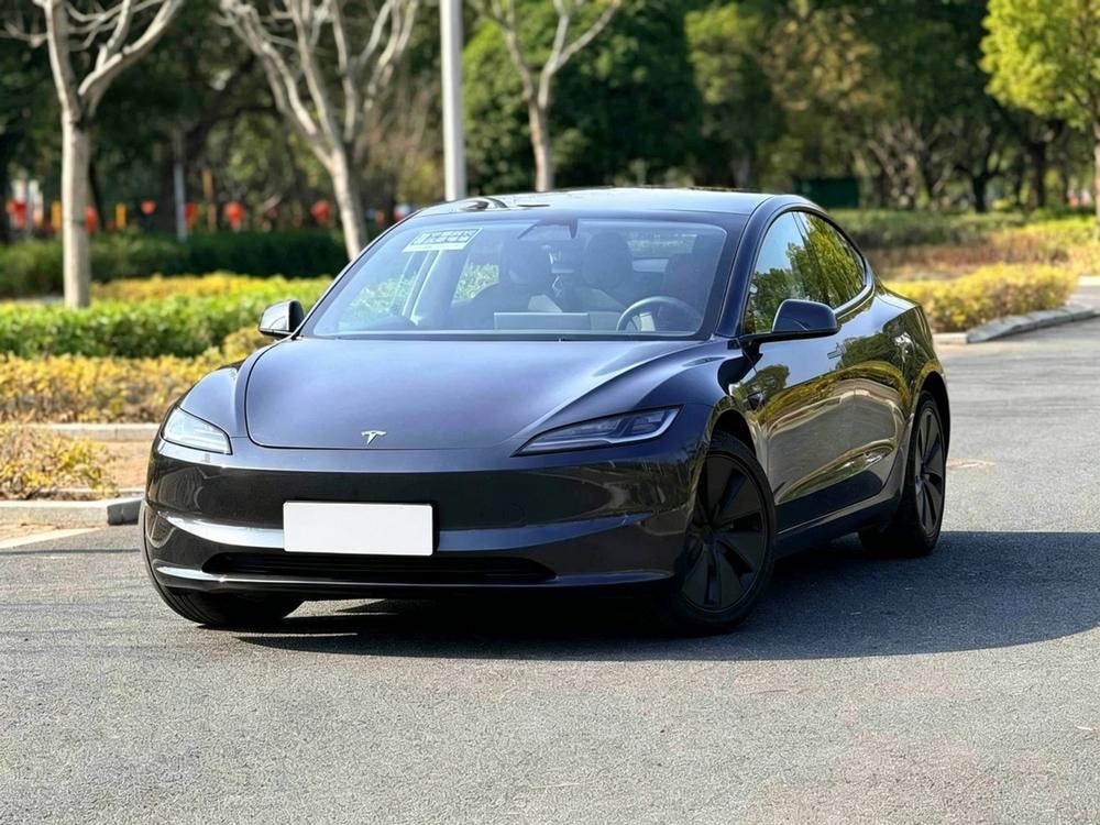 Tesla Model 3 2025 — фото автомобиля 1
