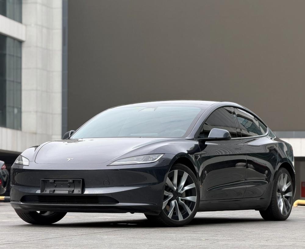 Tesla Model 3 2025 — фото автомобиля 1